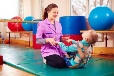 Rehabilitasyon Merkezine Gitmenin �ocu�unuza Sa�lad��� Faydalar